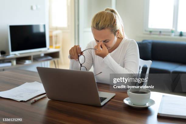 overworked tired woman - broken laptop stockfoto's en -beelden