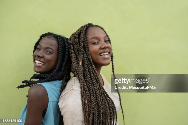 afro-frauen im zopfstil - afro hairstyle stock-fotos und bilder