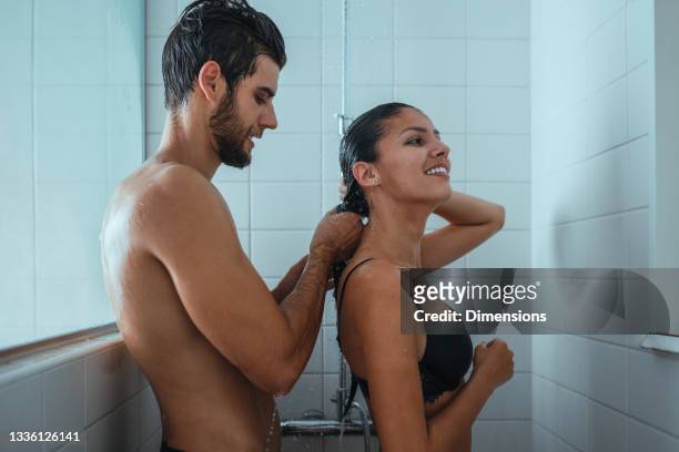 pareja joven en una ducha - couples making passionate love fotografías e imágenes de stock