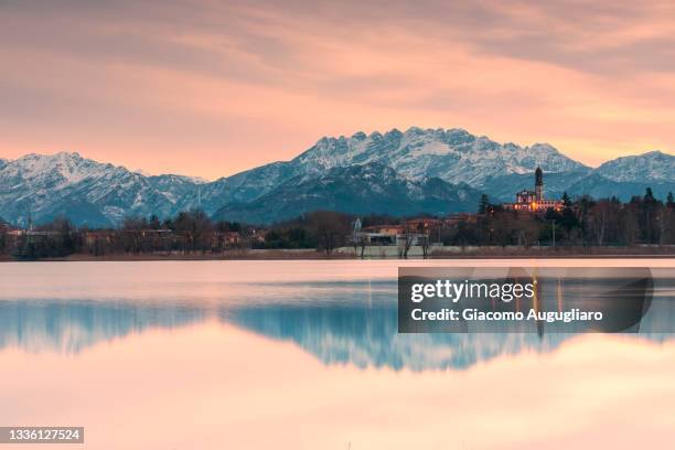 pusiano lake with merone and resegone mount in the background, merone, bosisio, como province, lombardy, italy - como italy stock pictures, royalty-free photos & images