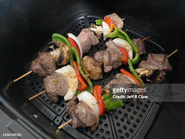 marinated beef skewers in the air fryer - airfryer stock-fotos und bilder