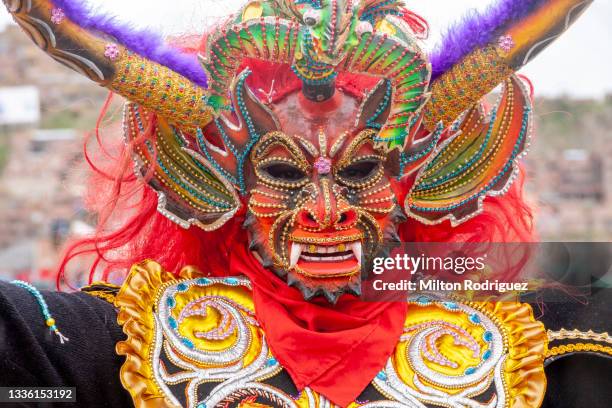 traje enmascarado de la virgen de la candelaria, puno perú. - fiesta de la virgen de la candelaria stock pictures, royalty-free photos & images