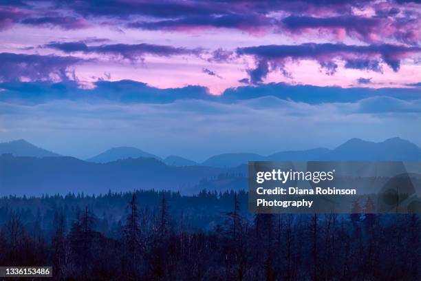 pre-dawn clouds and dramatic sky over the north cascades, washington state - everett washington state stockfoto's en -beelden