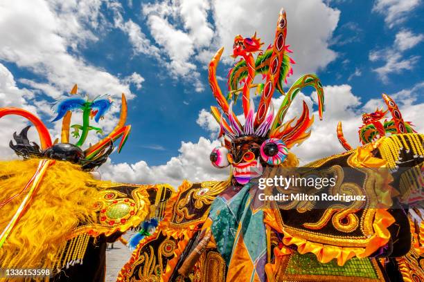 traje enmascarado de la virgen de la candelaria, puno perú. - virgen de la candelaria fiesta stock pictures, royalty-free photos & images