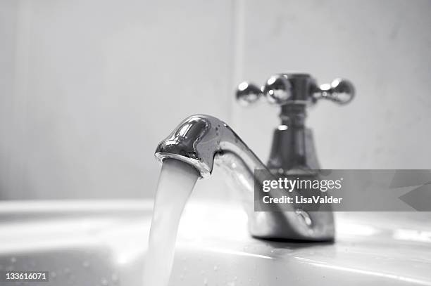 água corrente - faucet imagens e fotografias de stock