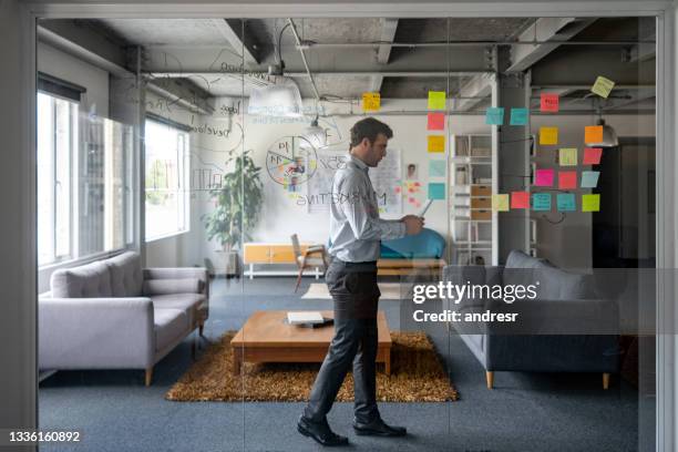 homme au bureau se préparant pour une présentation d’entreprise - réfléchir écrire adulte 40 ans papiers photos et images de collection