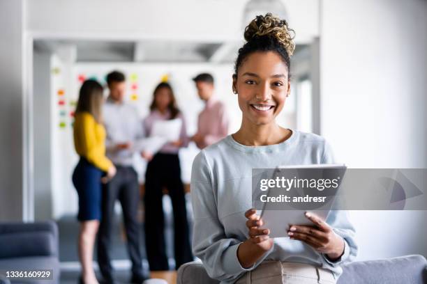 mujer de negocios que trabaja en línea en la oficina usando una tableta - business group portrait fotografías e imágenes de stock