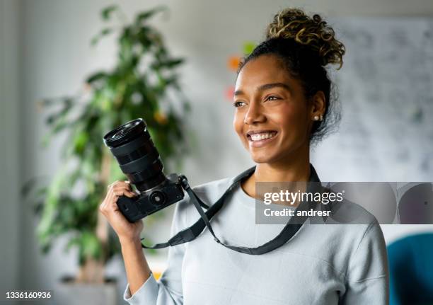 fotógrafa independiente sosteniendo una cámara - fotografar fotografías e imágenes de stock