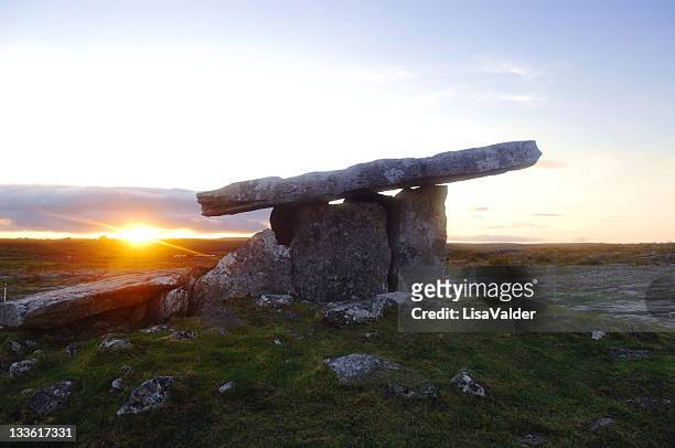 poulnabrone dolmen, the burren, county clare, ireland - doelman stock pictures, royalty-free photos & images