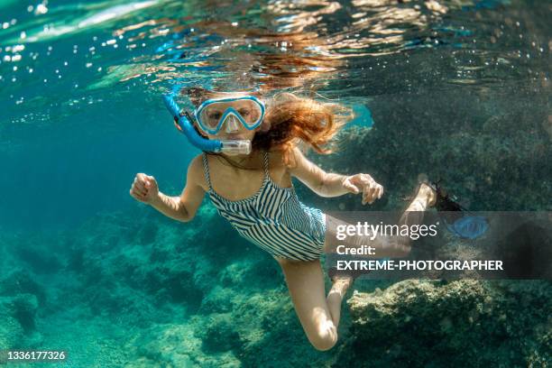 cool vacation and underwater vibes - scuba diving girl stock pictures, royalty-free photos & images