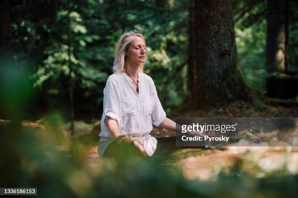 meditazione all'aperto - blonde yoga foto e immagini stock