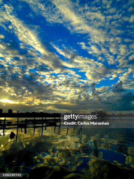 cais rústico de madeira. - rústico stock pictures, royalty-free photos & images