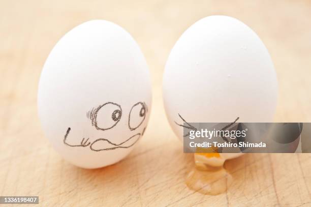 two eggs anthropomorphic - vômito - fotografias e filmes do acervo