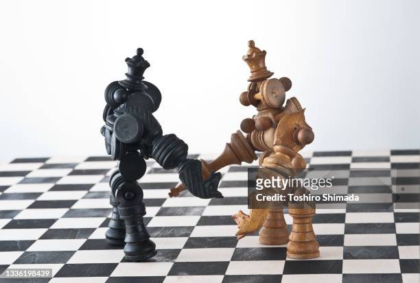 chess unit robots shaking hand - chess robot stock-fotos und bilder