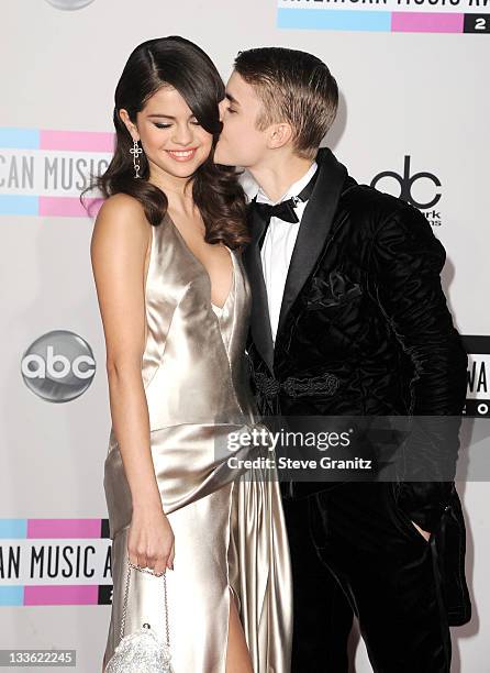 Singer Selena Gomez and singer Justin Bieber arrive at the 2011 American Music Awards held at Nokia Theatre L.A. LIVE on November 20, 2011 in Los...