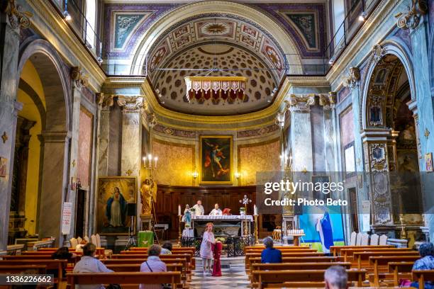 the interior of the church of sant’angelo in pescheria in the heart of the jewish ghetto of rome - religious mass 個照片及圖片檔