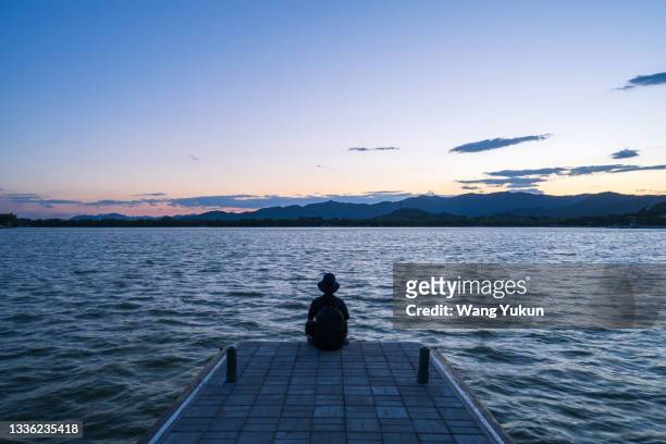 a traveler sat by the water - mount disappointment stock pictures, royalty-free photos & images