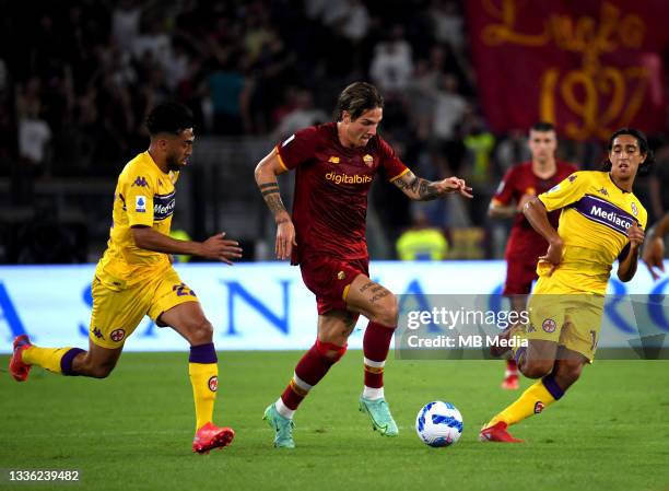 Nicolo Zaniolo of AS Roma competes for the ball with Nicolas Gonzalez and Youssef Maleh of ACF Fiorentina ,during the Serie A match between AS Roma v...
