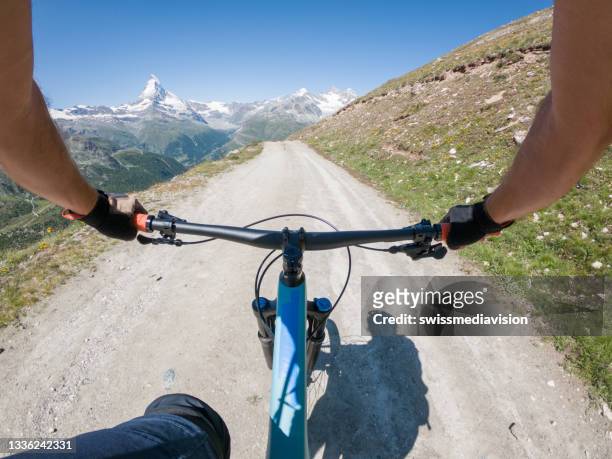 mountainbiker auf trail, pov - gopro stock-fotos und bilder