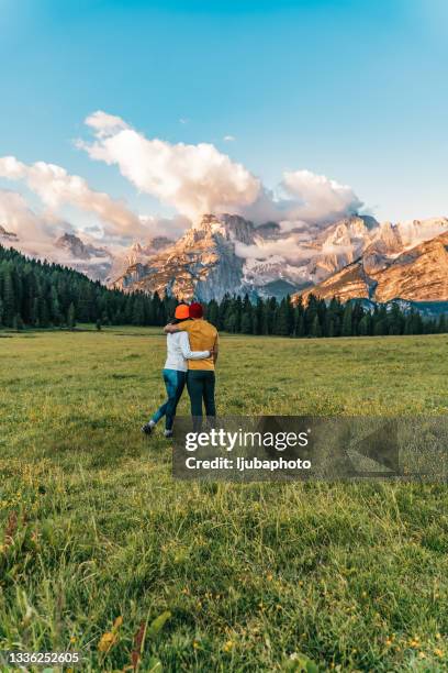 die erde ist das, was wir alle gemeinsam haben - berner alpen stock-fotos und bilder