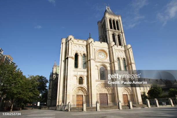 cathedral basilica of saint denis in france - saint denis paris foto e immagini stock