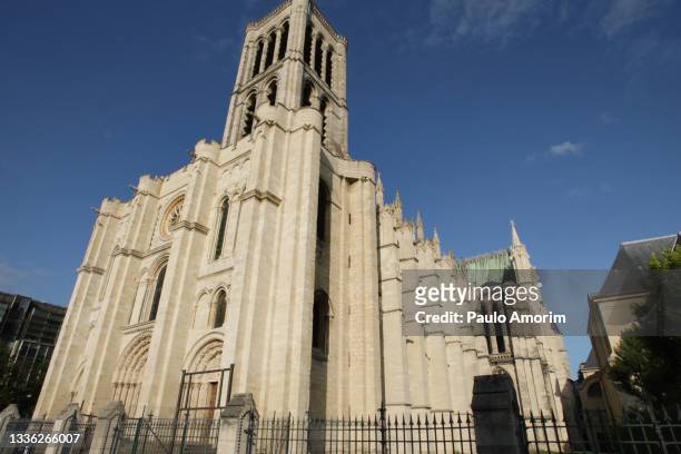 cathedral basilica of saint denis in france - saint denis paris stock-fotos und bilder
