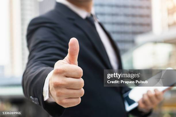 businessman with thumb up - thumb fotografías e imágenes de stock