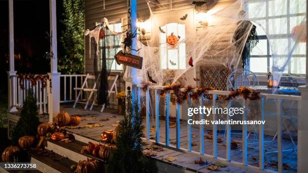 halloween jack-o-lantern calabazas en una escalera del porche - halloween decoration fotografías e imágenes de stock