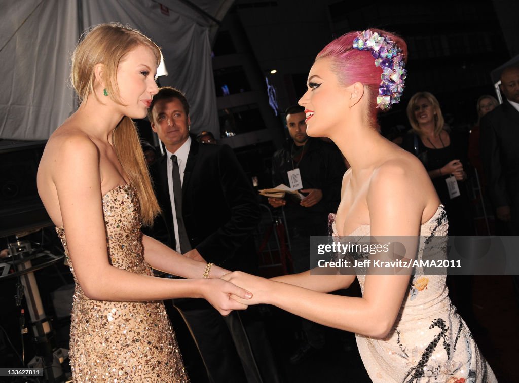 2011 American Music Awards - Red Carpet