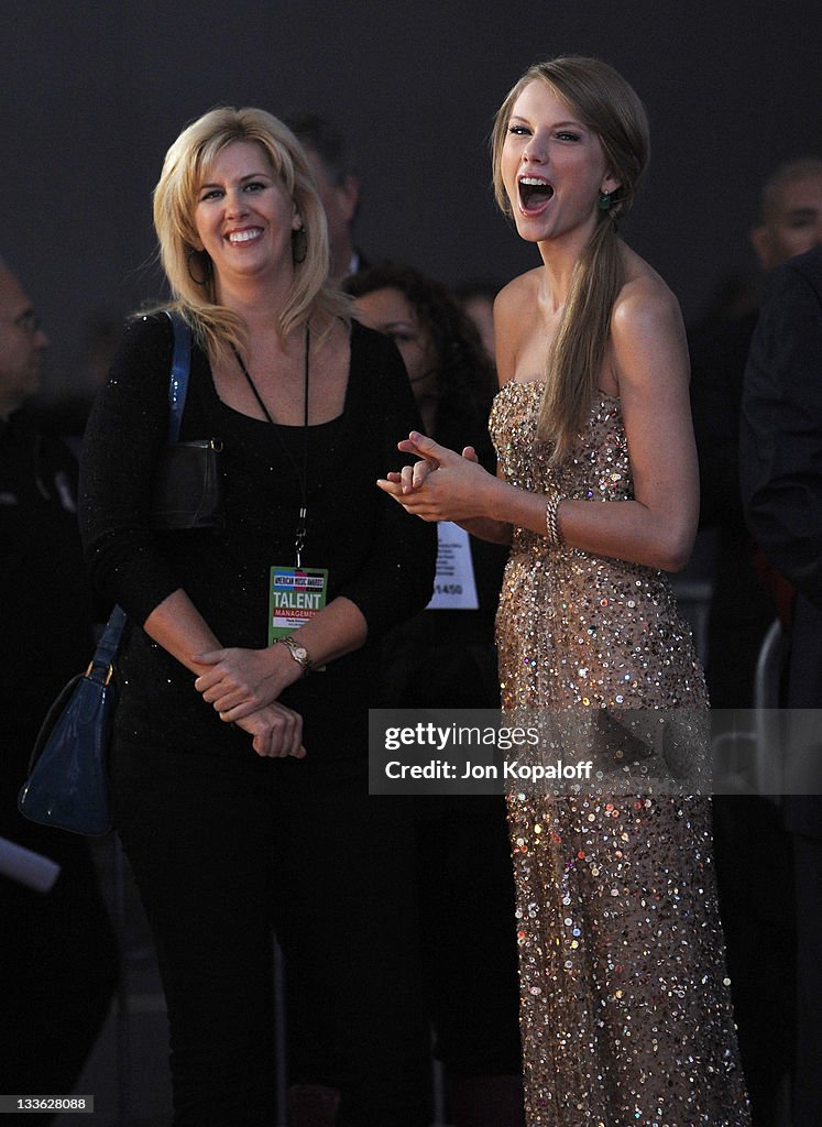 2011 American Music Awards - Arrivals