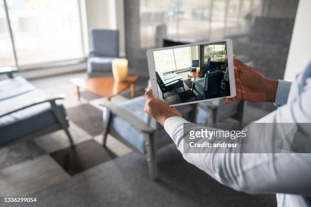 makler, der eine immobilie durch einen online-videoanruf zeigt - technology home real stock-fotos und bilder