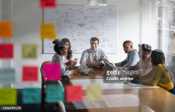 personen in einem geschäftstreffen, die ihre marketingstrategie planen - meeting stock-fotos und bilder