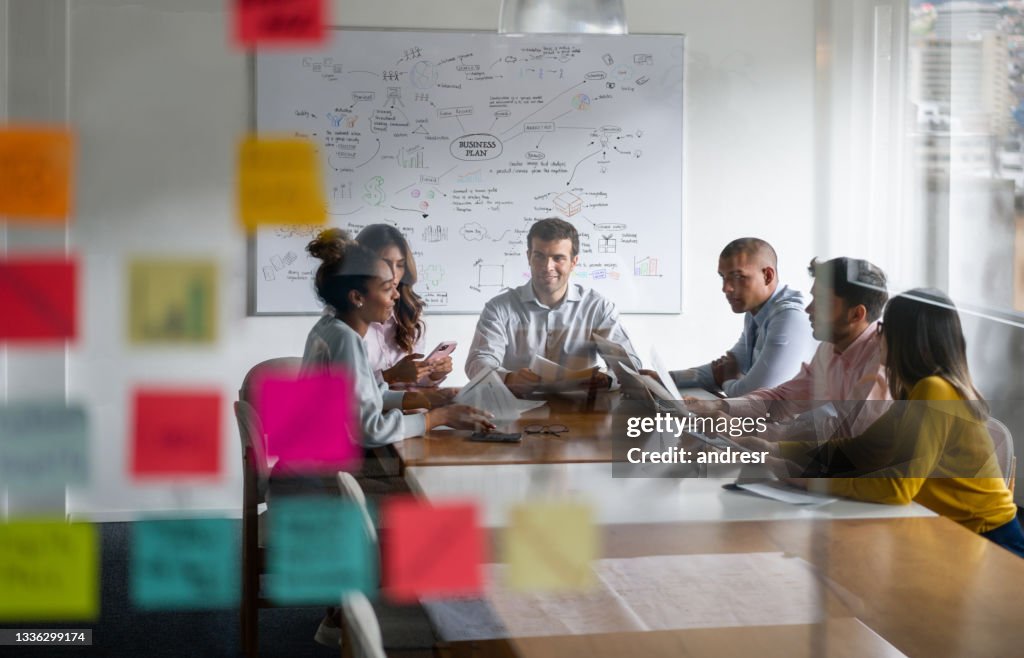 Personas en una reunión de negocios que planifican su estrategia de marketing