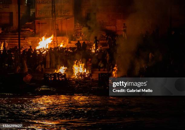 cremations by the ganges in india - cremacion fotografías e imágenes de stock