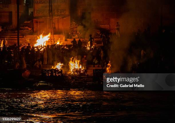 cremations by the ganges in india - cremation stockfoto's en -beelden