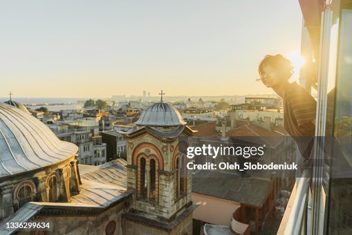 Frau mit Blick auf die malerische Aussicht auf Istanbul Frau mit Blick auf die malerische Aussicht auf Istanbul