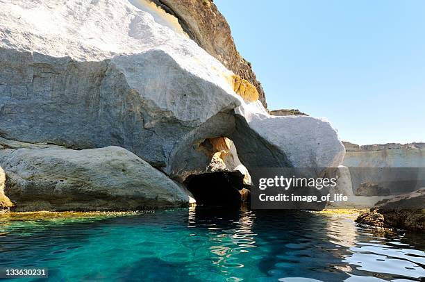 see-höhle im mittelmeer - grotte stock-fotos und bilder