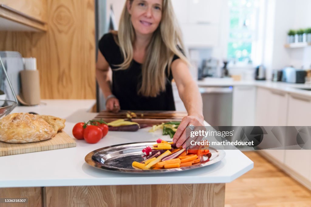 Mujer preparando el almuerzo en la cocina de casa.