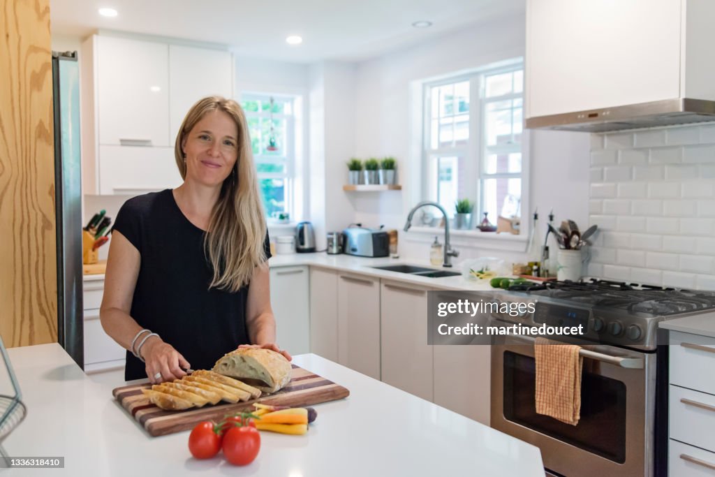 Donna che prepara il pranzo in cucina.