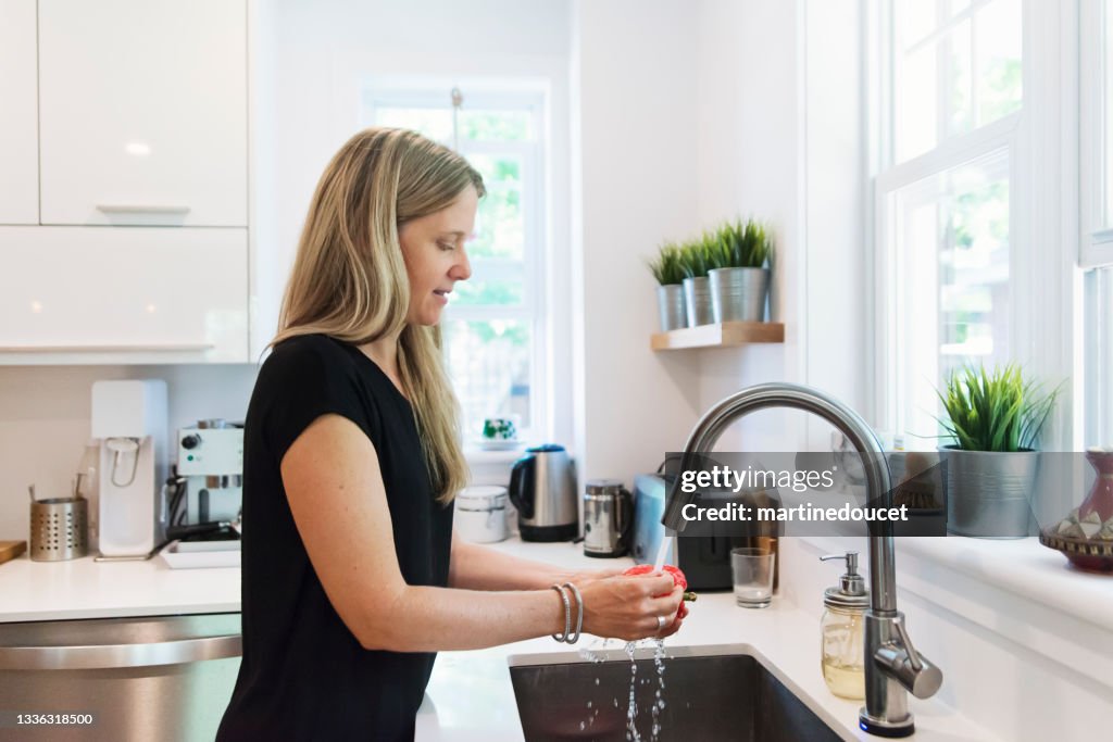 Mujer preparando el almuerzo en la cocina de casa.