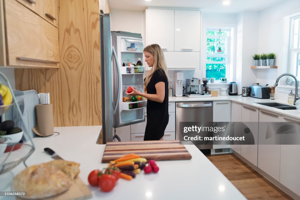 Mujer preparando el almuerzo en la cocina de casa.