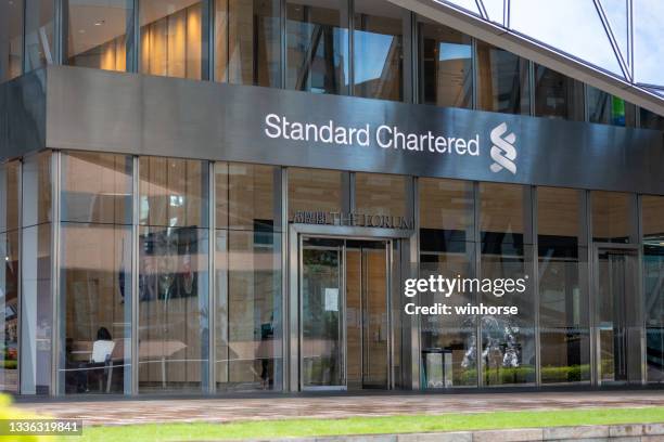 standard chartered bank en central, hong kong - standard chartered bank fotografías e imágenes de stock