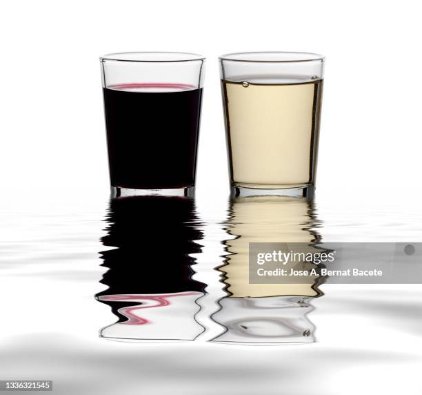 glass of red wine and glass of white wine reflected on a water surface. - white vinegar stock pictures, royalty-free photos & images