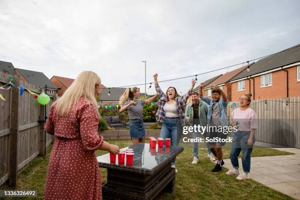 playing beer pong - beirut stockfoto's en -beelden