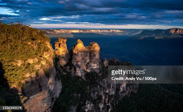scenic view of rock formations against sky,katoomba,new south wales,australia - katoomba fotografías e imágenes de stock