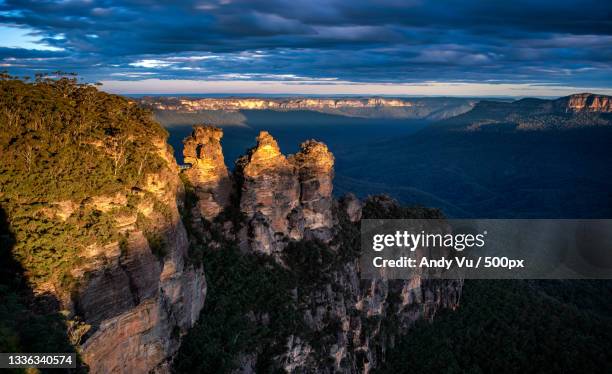 scenic view of rock formations against sky,katoomba,new south wales,australia - katoomba ストックフォトと画像