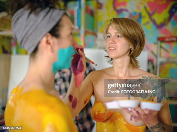 groupe d’artistes pendant la séance de body painting - peinture corporelle photos et images de collection