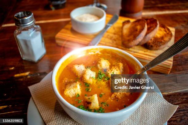 sopa de calabaza con trozos de pan tostado. - homemade meal stock pictures, royalty-free photos & images