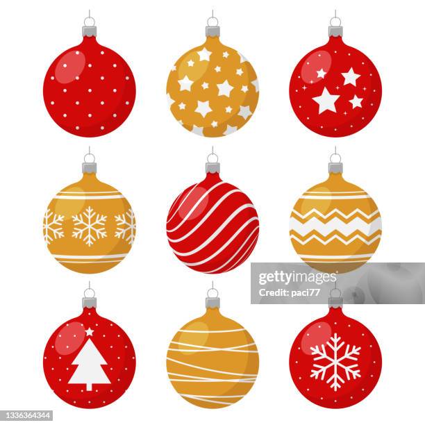 ilustraciones, imágenes clip art, dibujos animados e iconos de stock de bolas navideñas doradas y rojas sobre fondo blanco. - christmas ornament