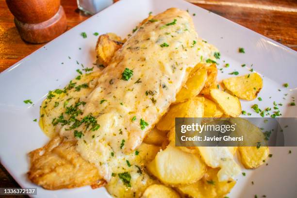 merluza con queso y papas a la española. - merluza bildbanksfoton och bilder